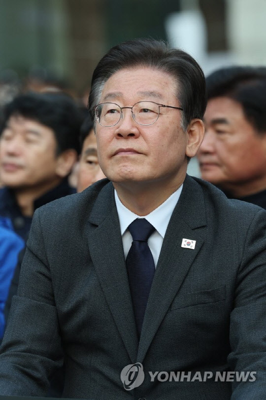 이재명 더불어민주당 대표가 지난 25일 오후 서울시청 인근에서 열린 '강제동원 해법 및 한일정상회담을 규탄하는 4차 범국민대회'에 참석하고 있다.<연합뉴스>